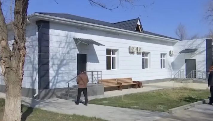 В Туркестанской области здание акимата за 193 млн тенге начало разрушаться