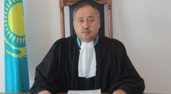 Судья, рассматривавший дела Челаха и Тулешова, освобожден от должности