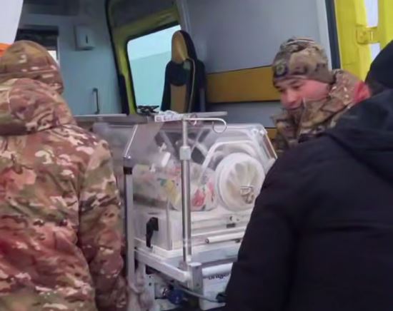 Спасатели на внедорожнике помогли маме и новорожденному в Атырауской области