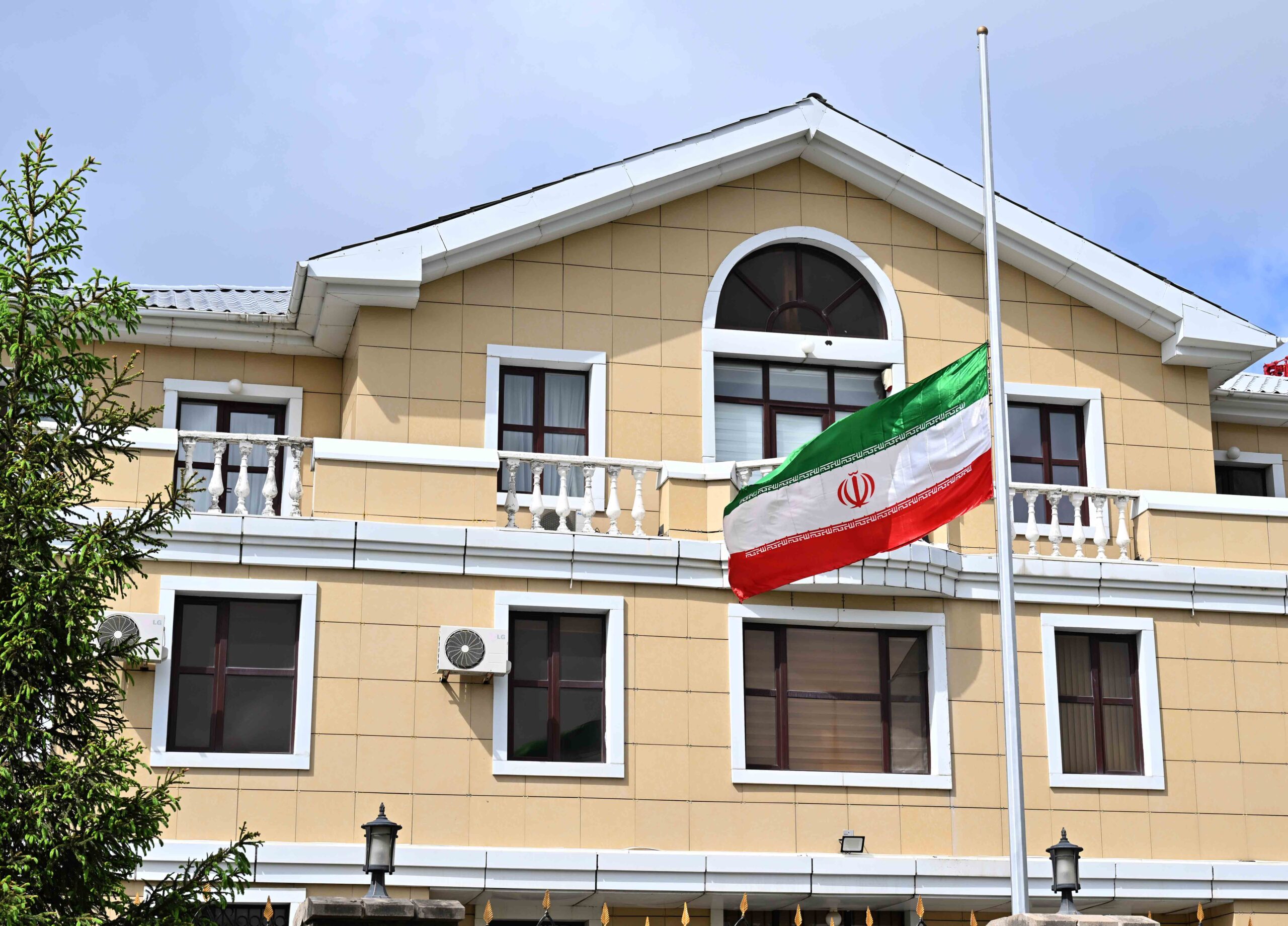 Тысячи погибших и угрозы США – что происходит в Иране, и что думают об этом власти страны