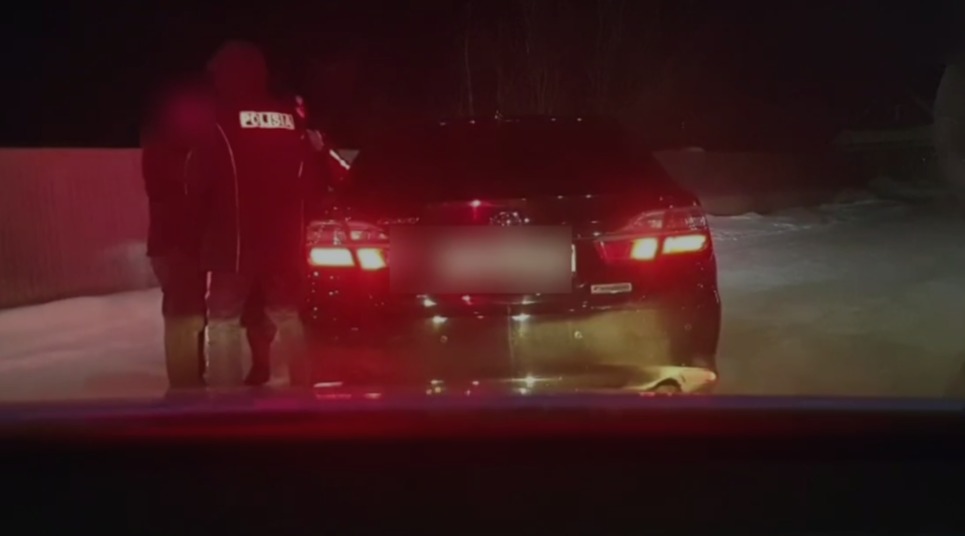 У пьяного водителя нашли пистолет в Уральске