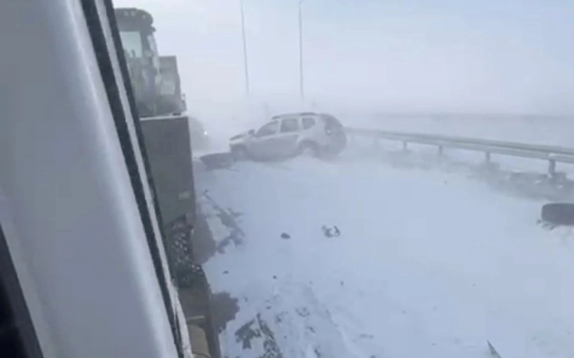 Три человека пострадали при столкновении 10 автомобилей на трассе "Актобе–Астрахань"