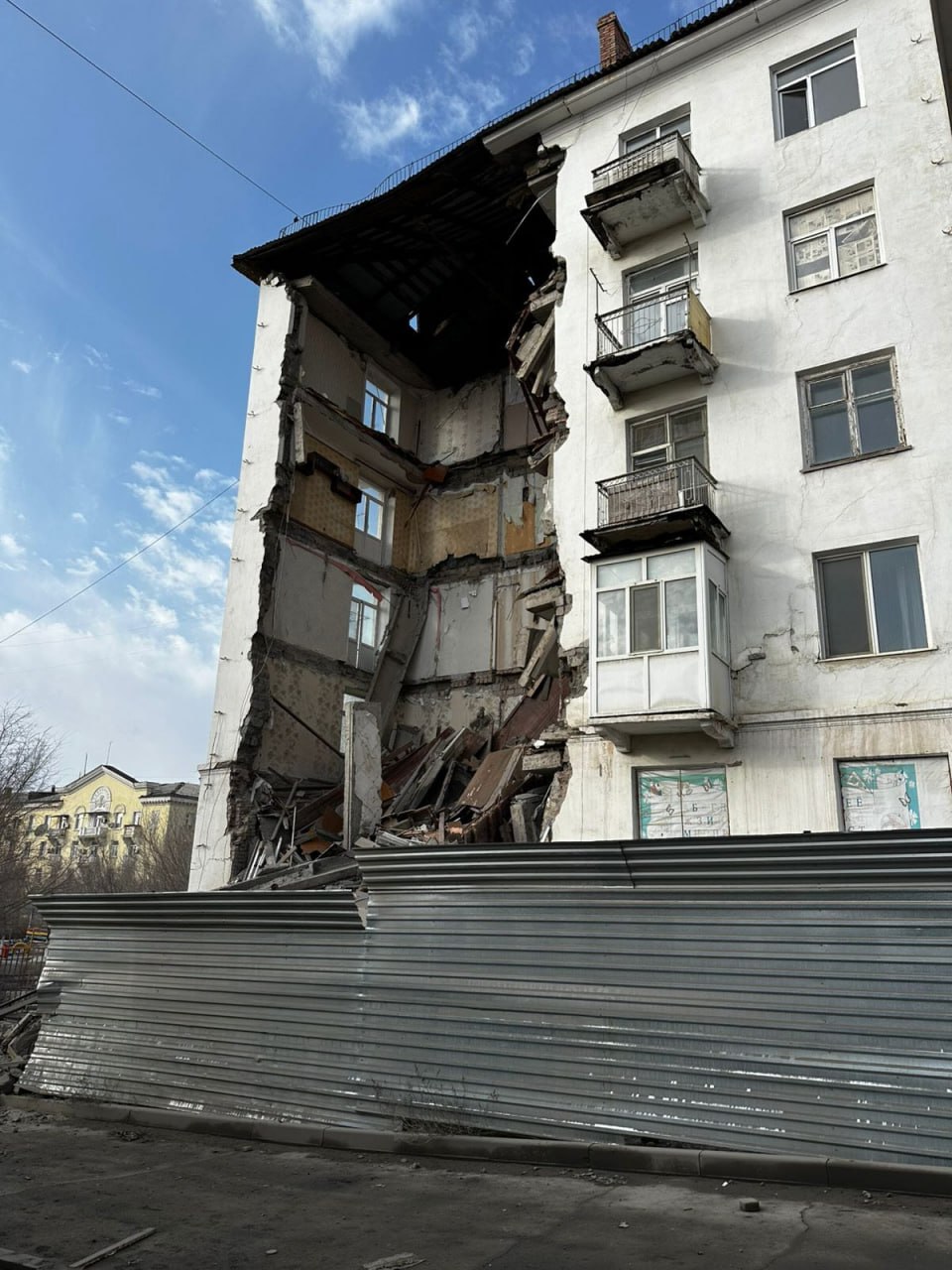 В Балхаше обрушился подъезд жилого дома