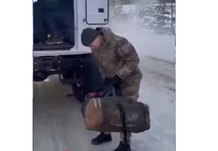 В Акмолинской области полицейские помогли пассажирам и водителю автобуса на трассе