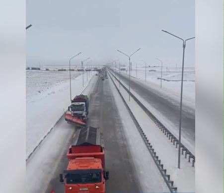 Сильный дождь и лёд нарушили движение: сотни машин сопровождали полицейские