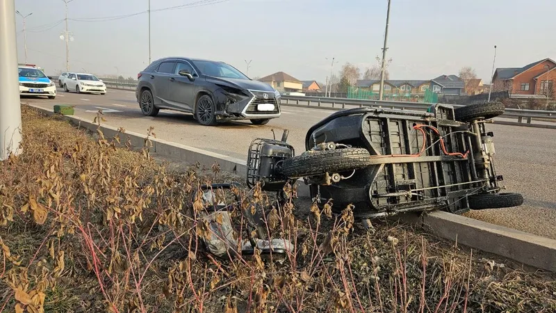 В Алматы Lexus на полном ходу протаранил мопед