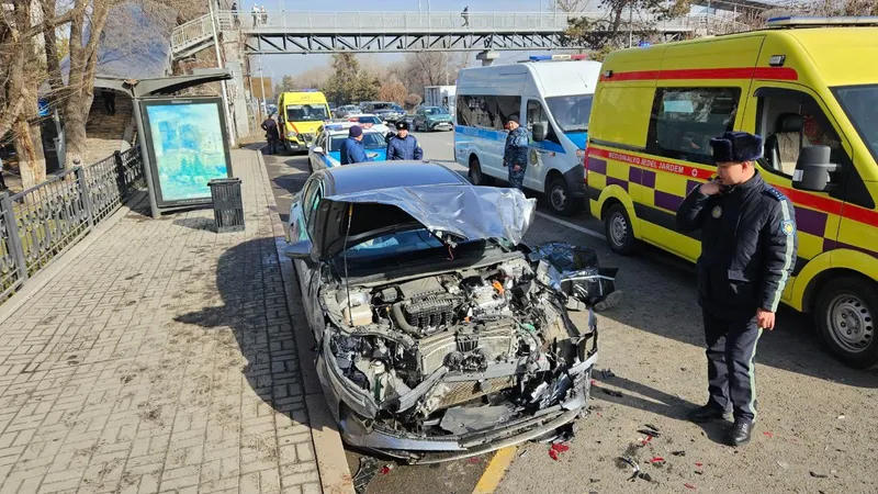 На крупном проспекте в Алматы случилось массовое ДТП