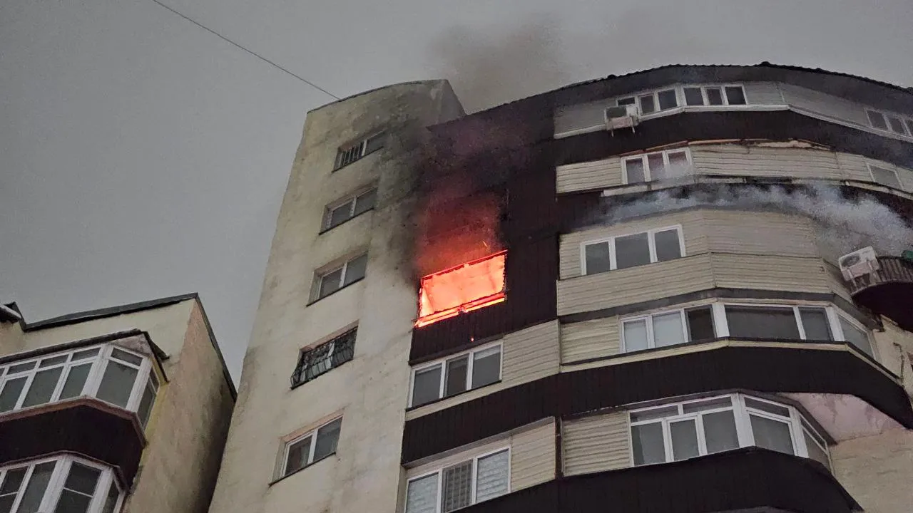 Ночью в Алматы горела квартира на десятом этаже