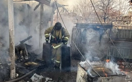 При пожаре в Конаеве спасатели извлекли девять газовых баллонов