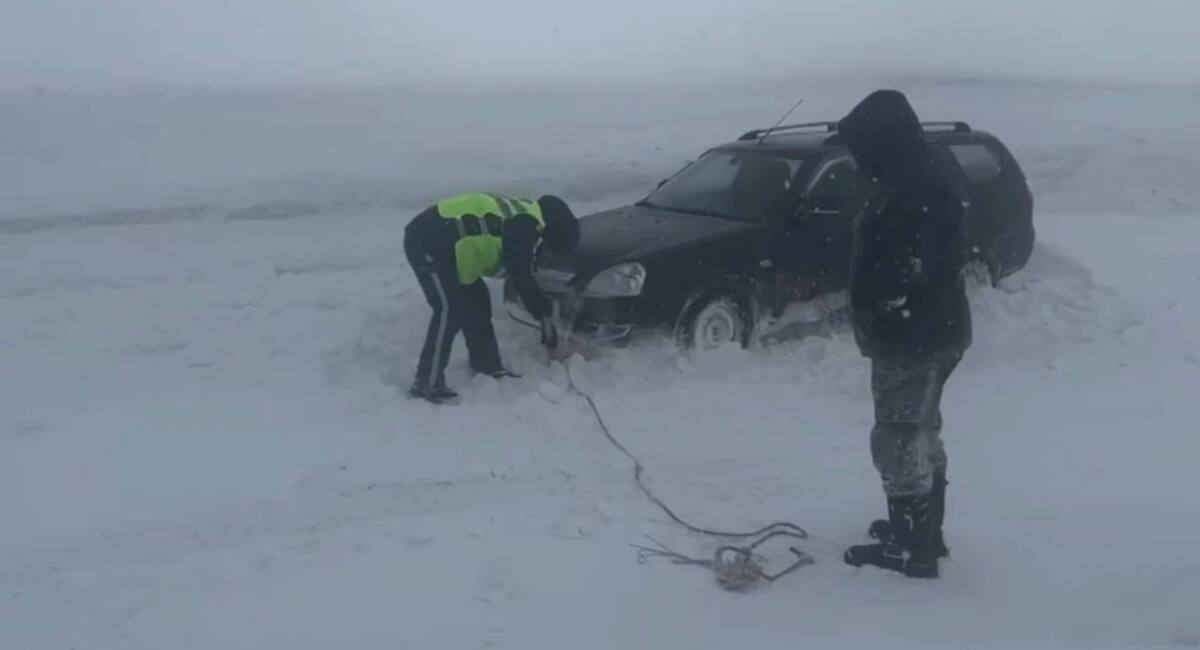В Абайской области полицейские оказали помощь водителю, съехавшему с дороги в метель