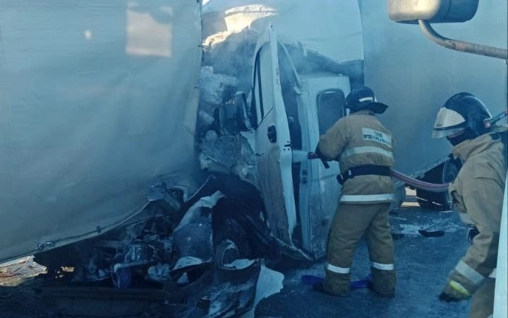 На трассе в Акмолинской области водителя зажало в машине во время ДТП