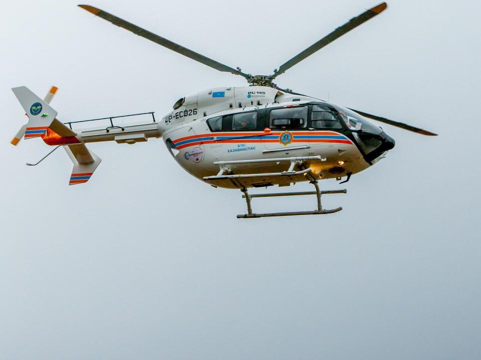 Авиация МЧС пришла на помощь застрявшим в степи путникам