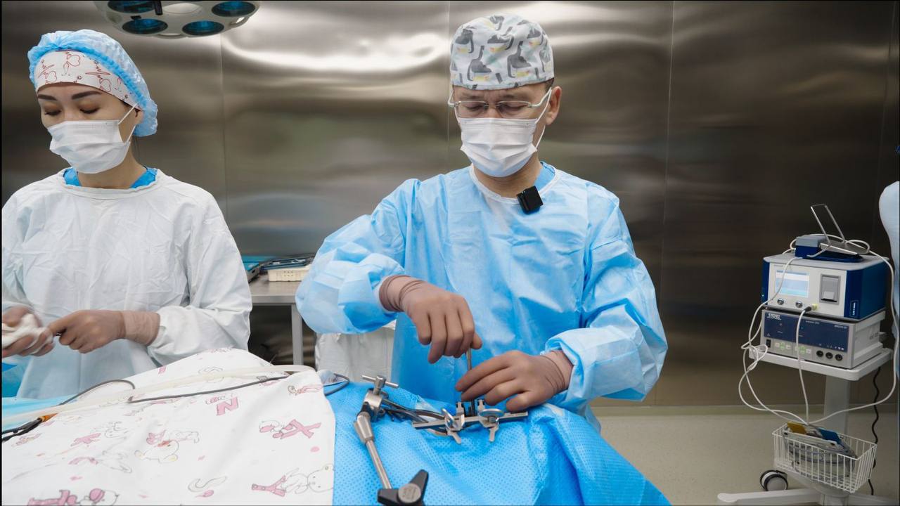 В Алматы пациенту восстановили слух после менингита