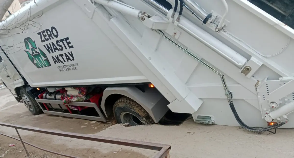 Новый мусоровоз провалился в яму в Актау