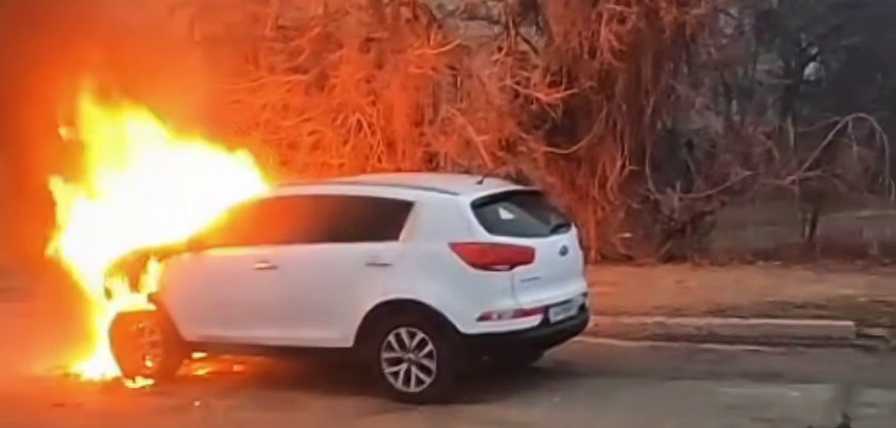 Горящий автомобиль в Актау потушили за 5 минут