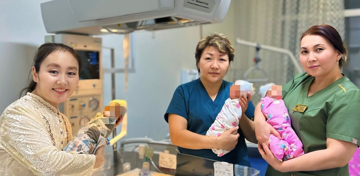 Алматинка родила тройняшек