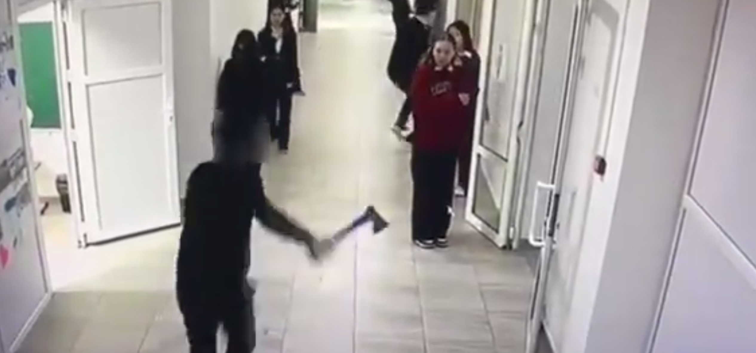 Школьник напал на сверстников с топором в Атырауской области