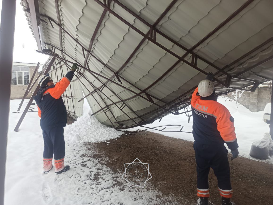 Снег погнул навесы и козырьки частных домов в Таразе