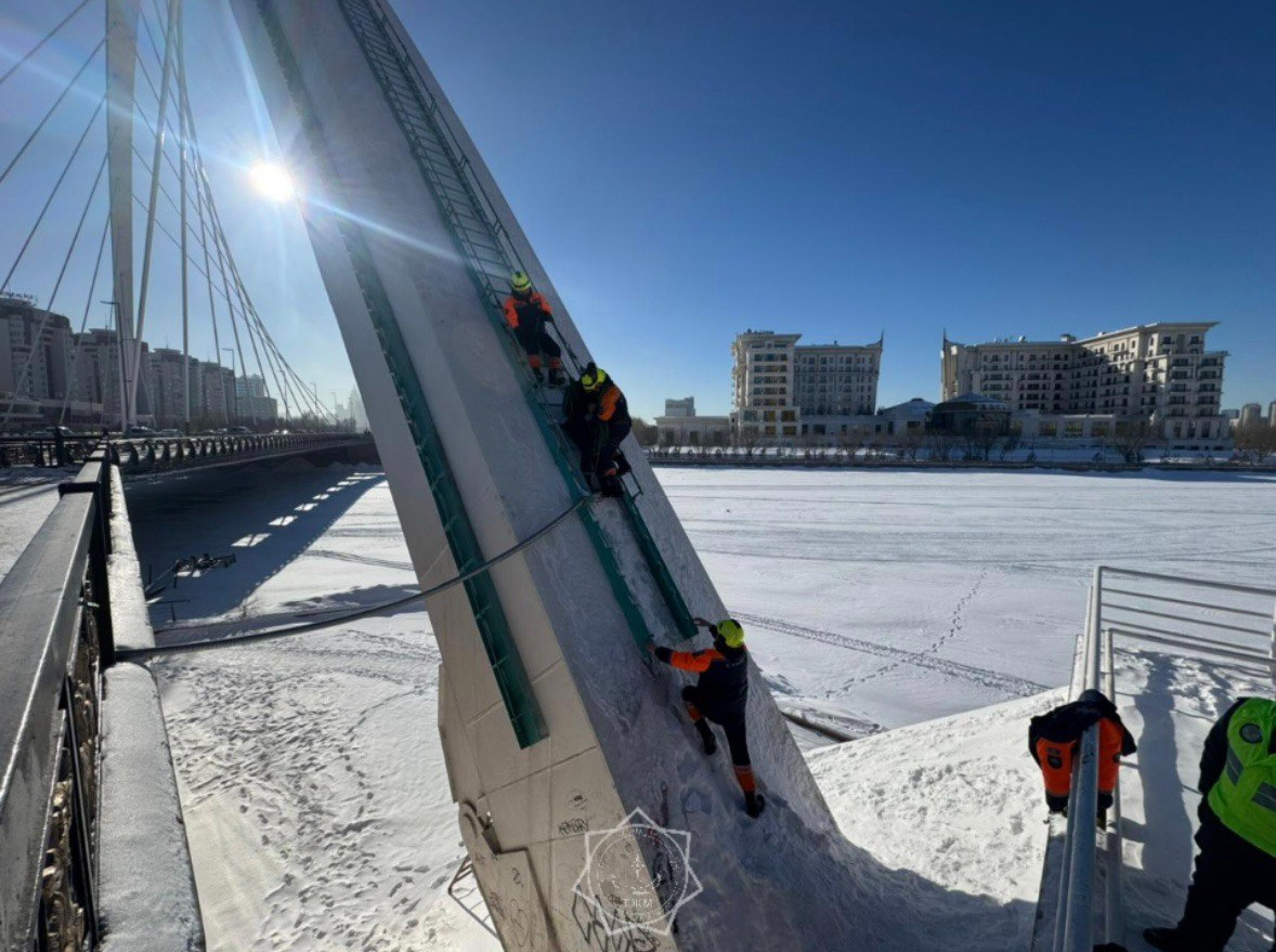 Мужчина в Астане пытался спрыгнуть с моста