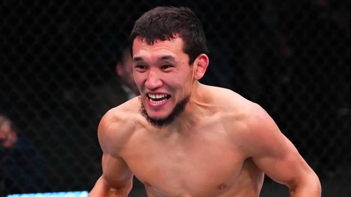 Казахстанец победил в бою на турнире UFC