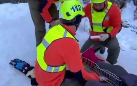 В Алматы спасатели эвакуировали пострадавшую женщину в горах