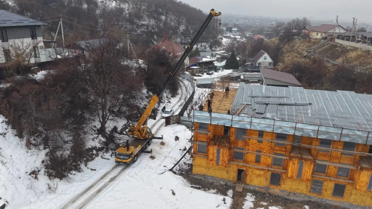 В предгорье Алматы сносят трехэтажное здание