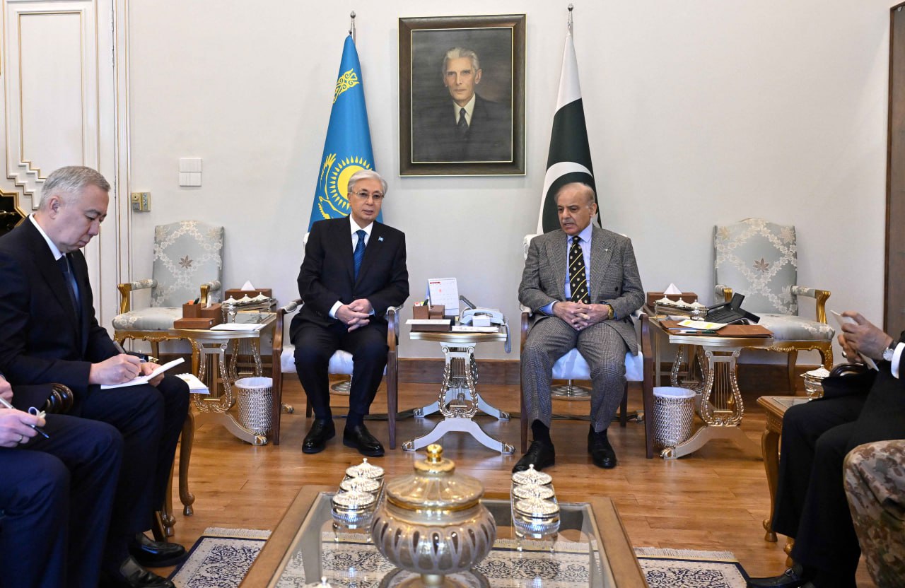 Касым-Жомарт Токаев и премьер-министр Шахбаз Шариф провели переговоры в узком составе