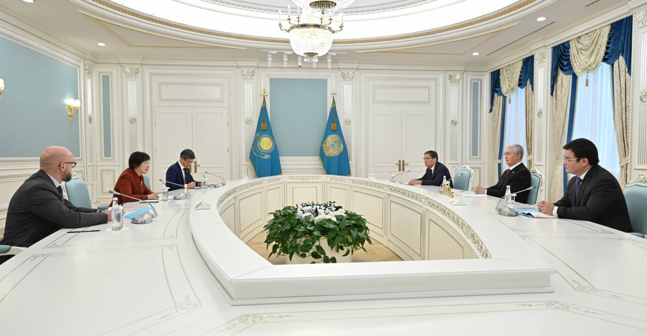 Глава государства принял президента Азиатского банка инфраструктурных инвестиций Цзоу Цзяи