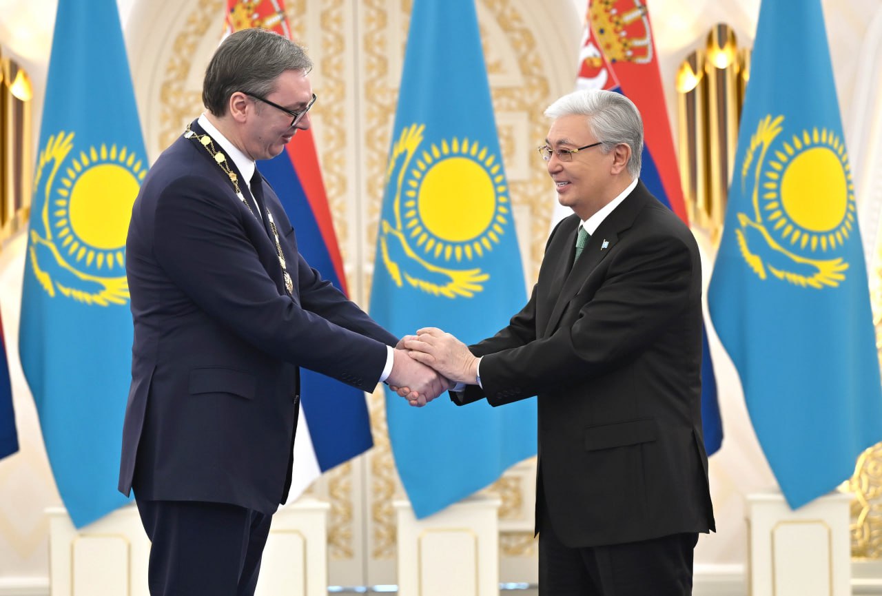 Глава государства наградил президента Сербии орденом «Алтын Қыран»