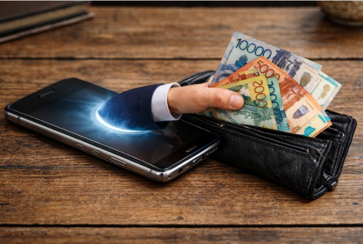 «Переплатили минимум 50 тысяч тенге» - казахстанцы поделились печальным опытом с мобильными операторами