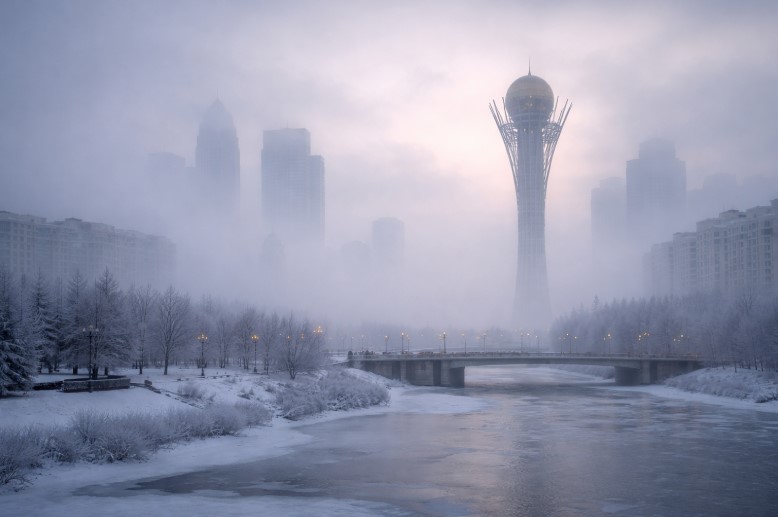 Туман, ветер, гололед: штормовые предупреждения сохраняются по Казахстану