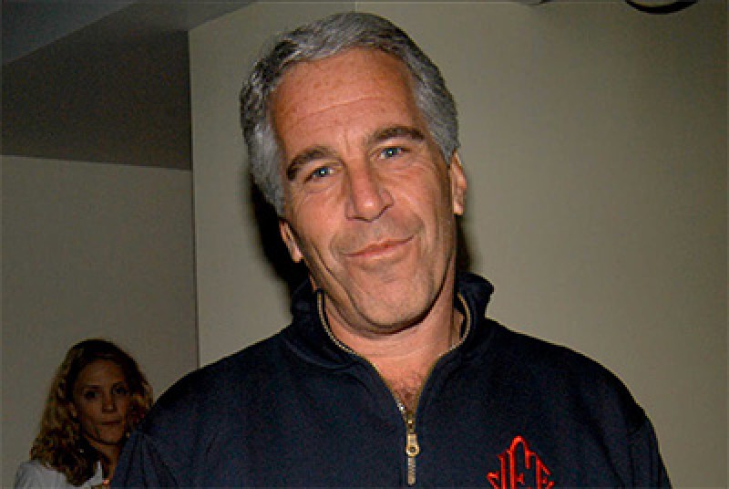 Одна из жертв Эпштейна обвинила его в краже ребенка