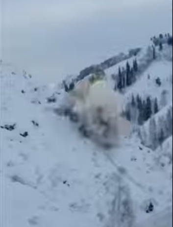 Снег спускали со склонов вдоль Бухтарминской трассы