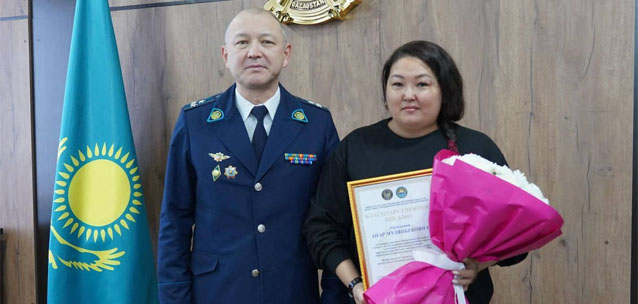 Жительница Усть-Каменогорска спасла 79-летнюю пенсионерку от мошенников