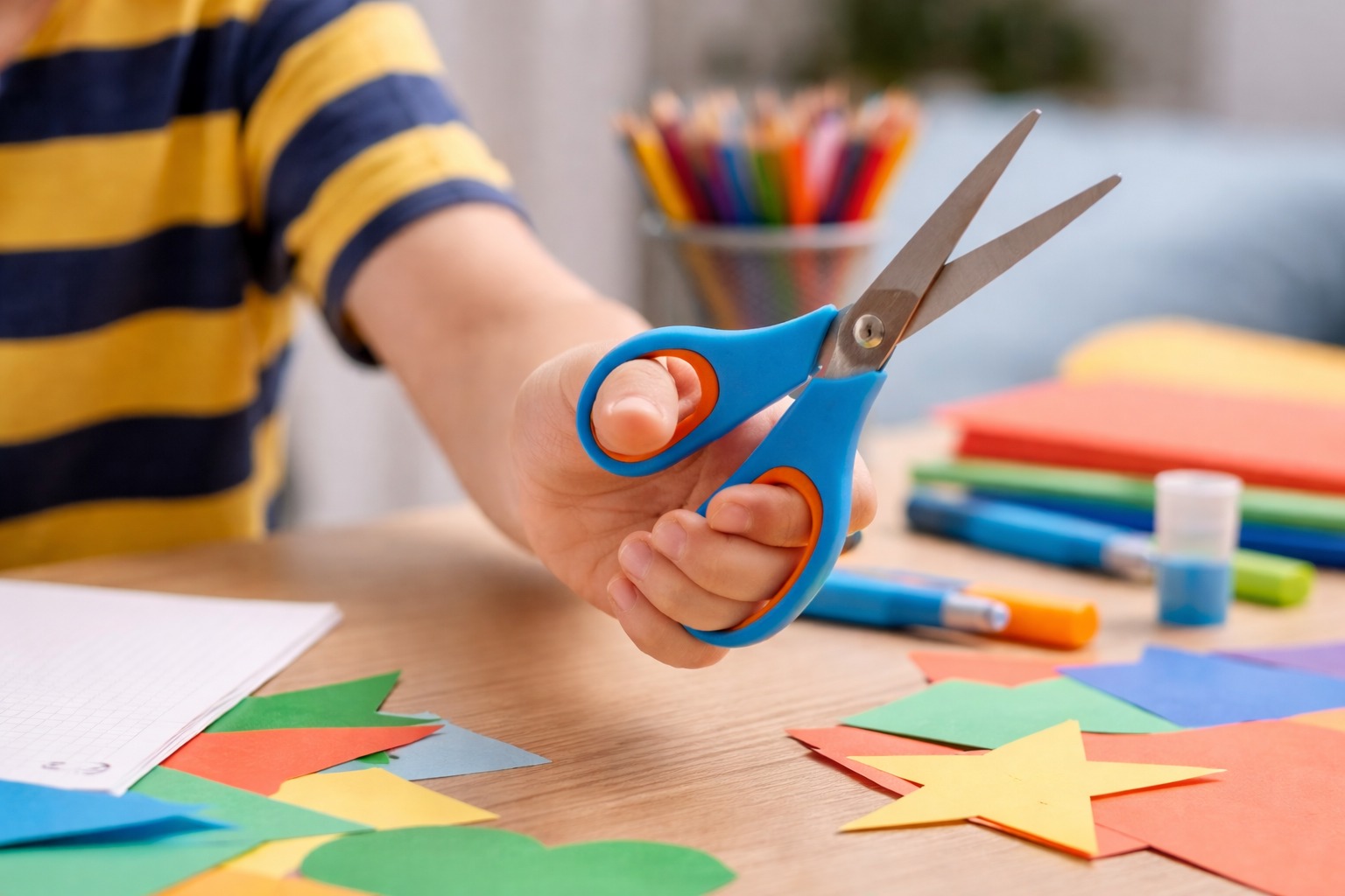 В Павлодаре трёхлетняя девочка воткнула ножницы себе в глаз