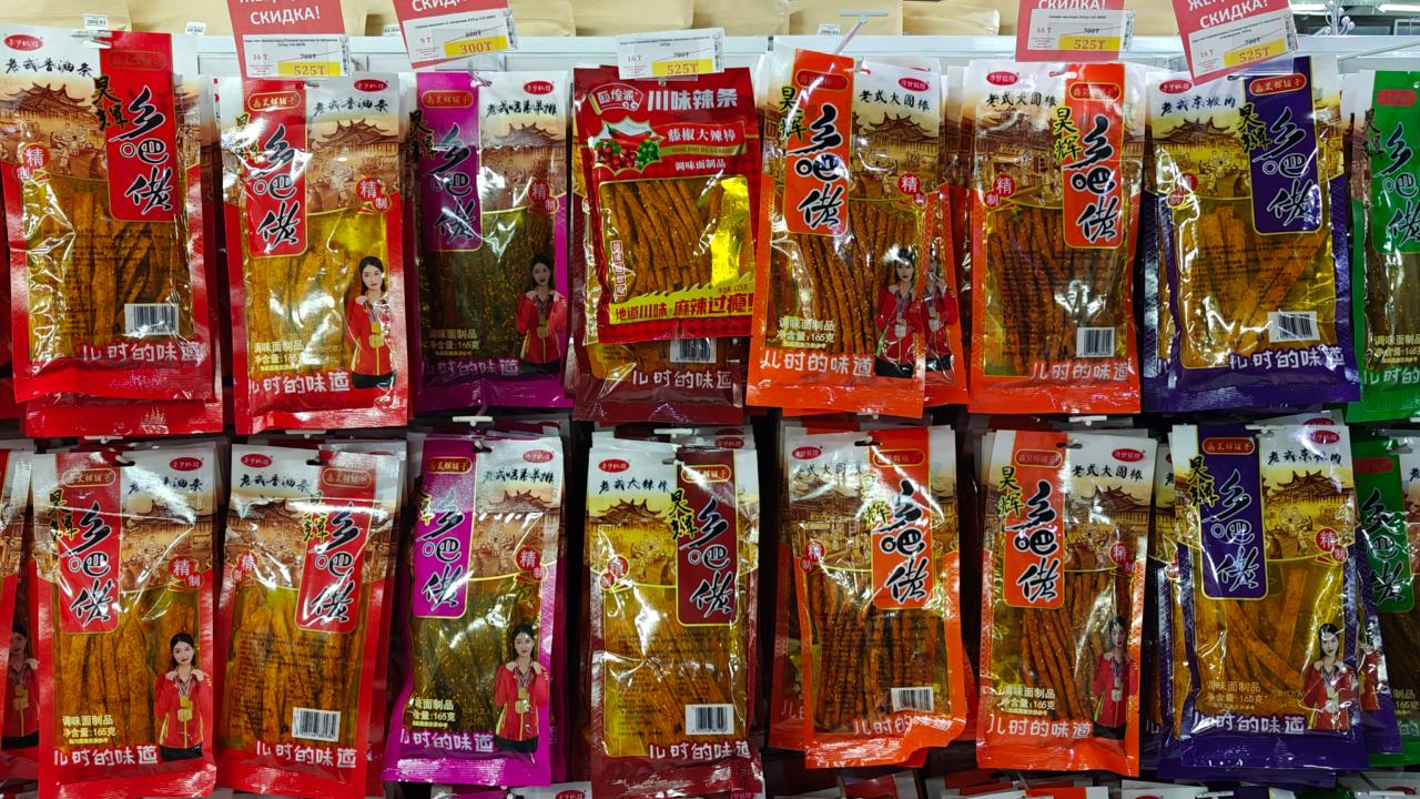 Ни состава, ни срока годности: чем могут быть опасны китайские снеки, которые набирают популярность у детей в Казахстане