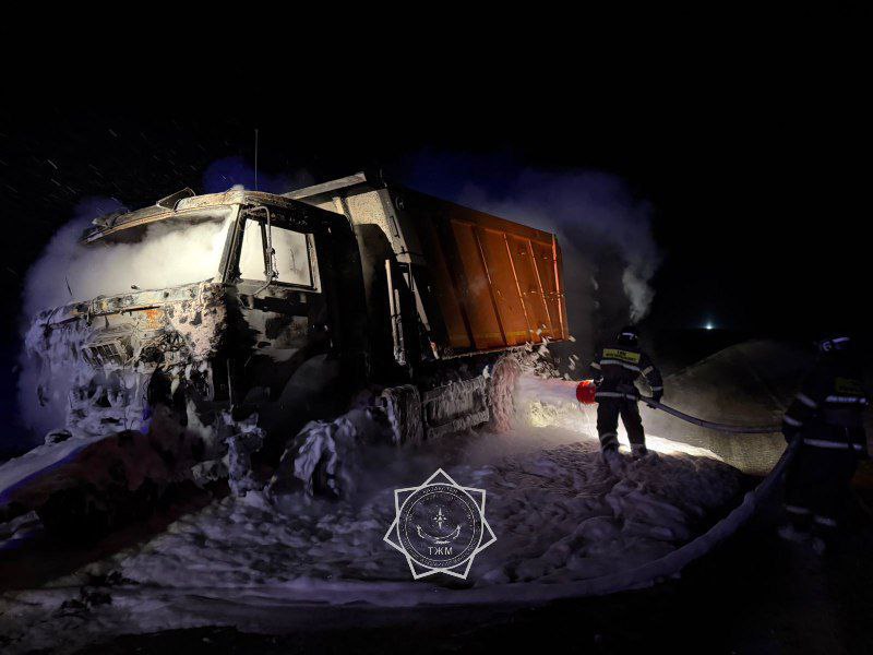 В Карагандинской области на трассе горел грузовой автомобиль