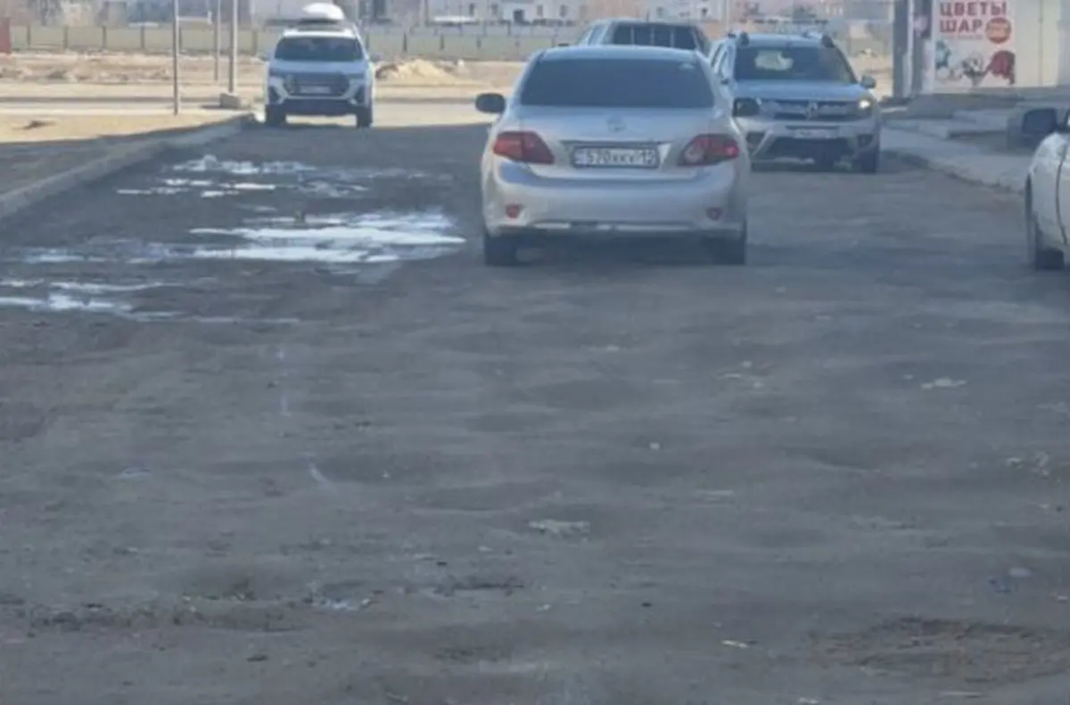 Жители 34 микрорайона Актау три года не могут добиться ремонта дороги