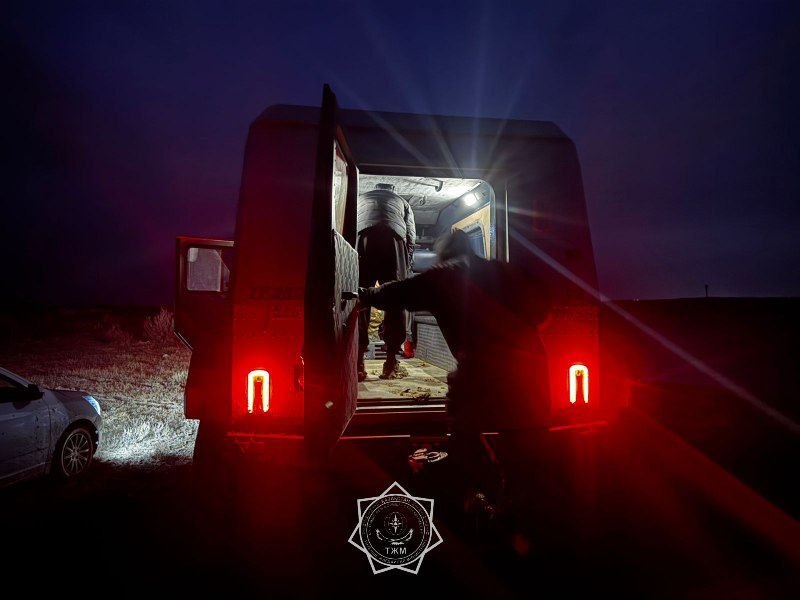 В Атырауской области спасатели помогли вытащить автомобиль застрявший в грязи