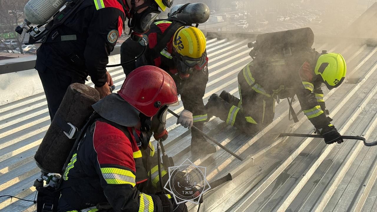 В Алматы возле барахолки произошел крупный пожар