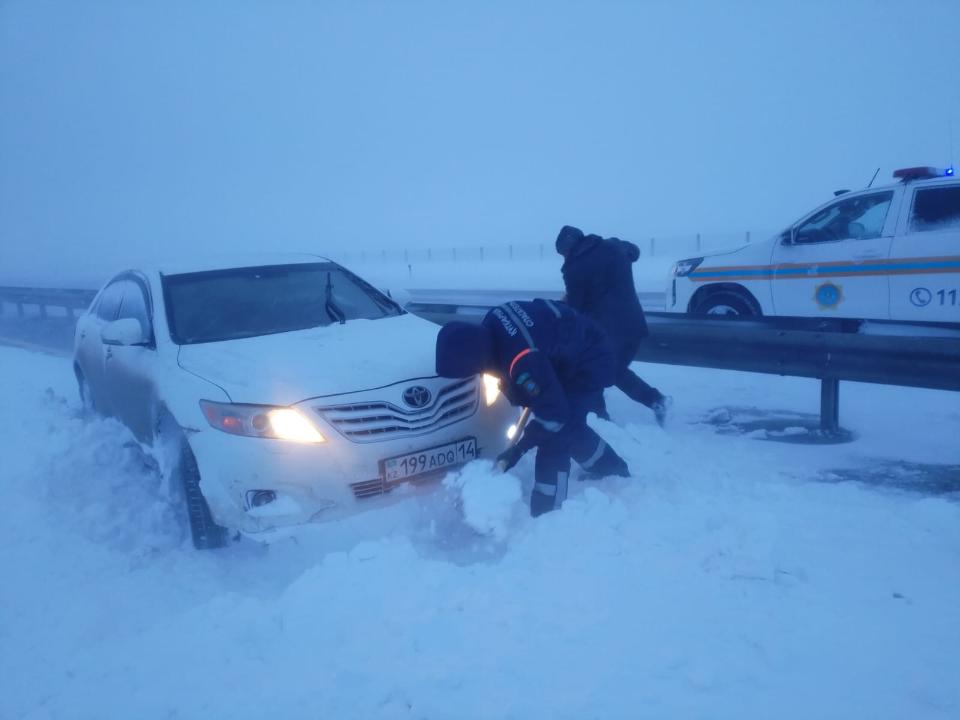 Почти 300 человек спасли сотрудники МЧС из снежных заносов
