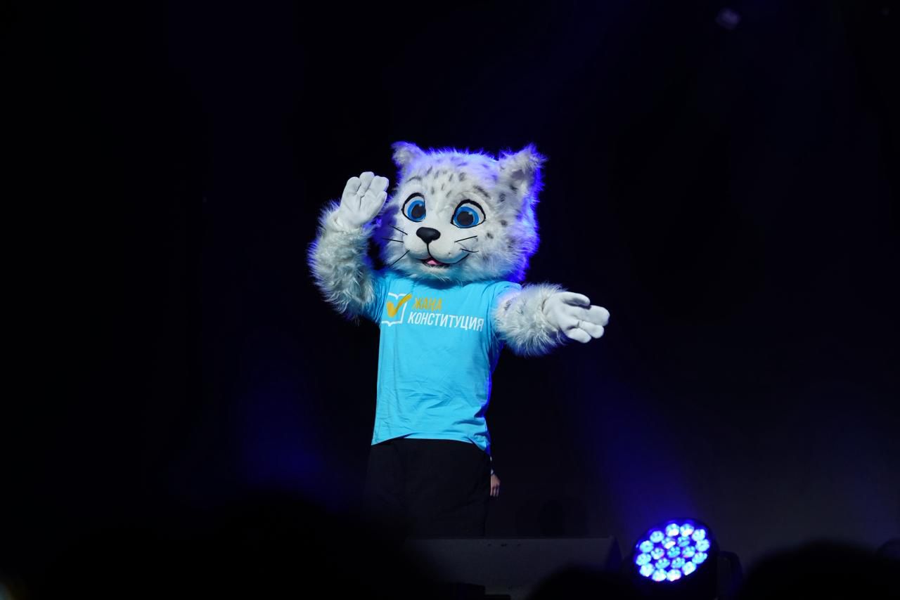 Цифровая эпоха и единство: в Алматы робот Темірбек и барс Әділет выступили в поддержку новой Конституции