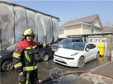 В Алматы произошел крупный пожар на СТО с электромобилями