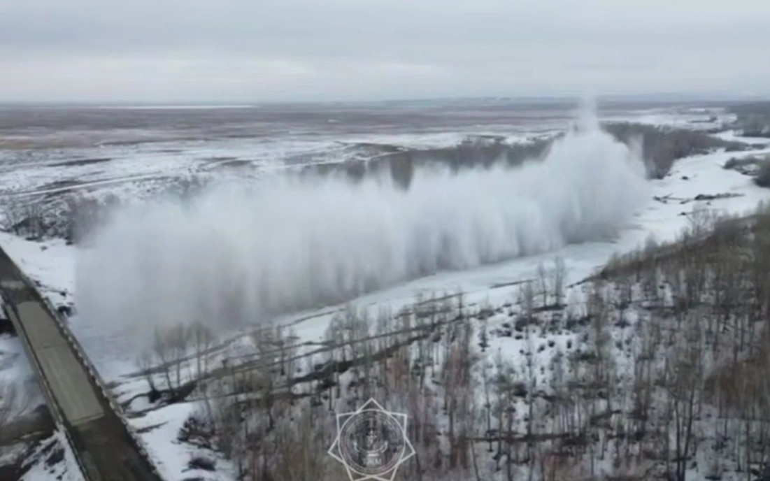 Взрывать лед на реках продолжают в ВКО