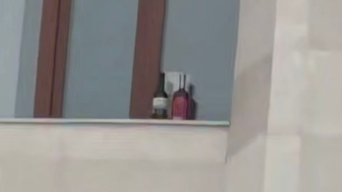 Прокуроров Семея наказали за бутылки на подоконнике