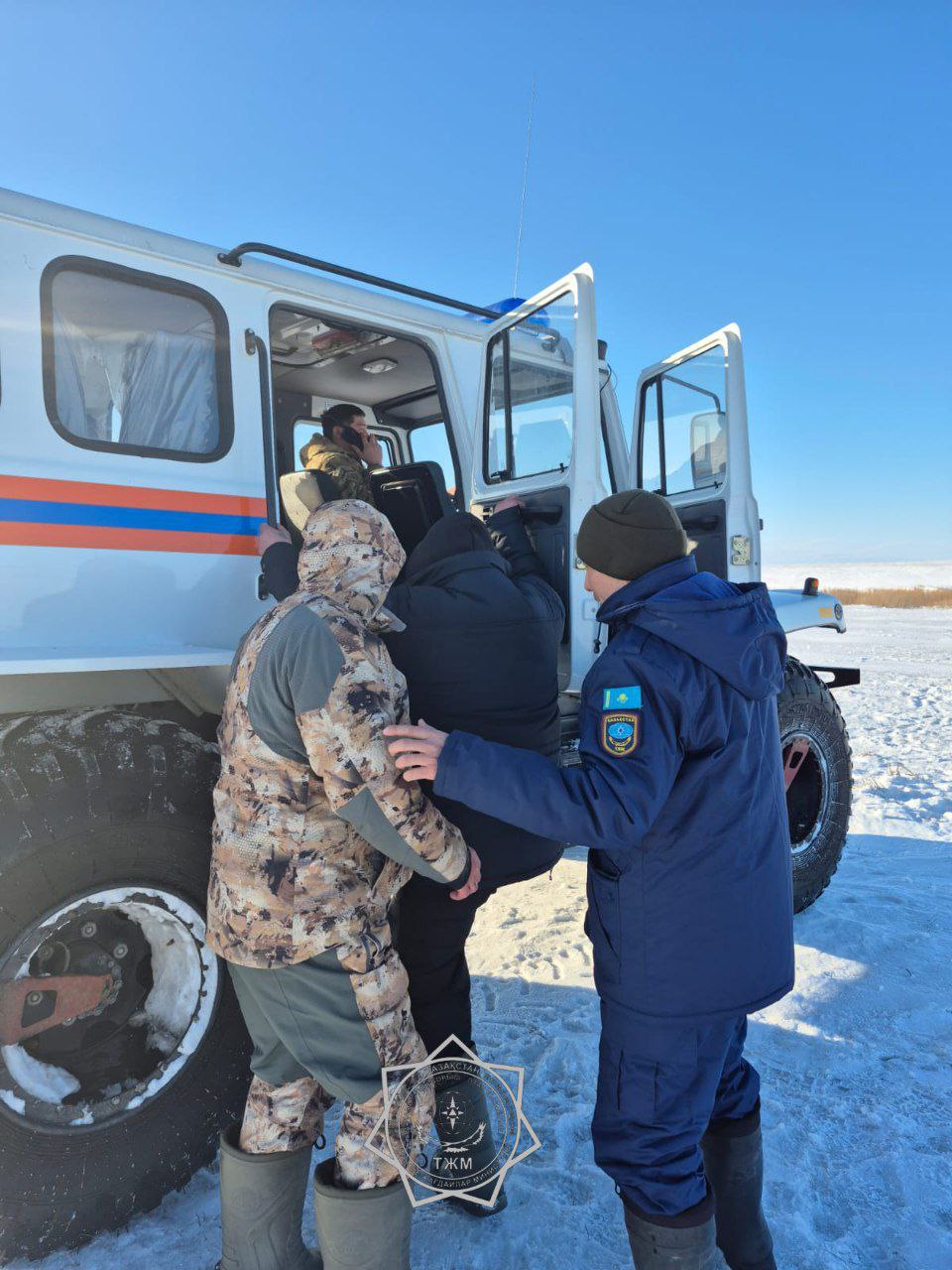 В Акмолинской спасли рыбаков застрявших в сугробах