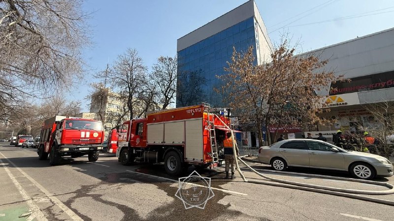 50 человек эвакуировали из задымленного здания в Алматы