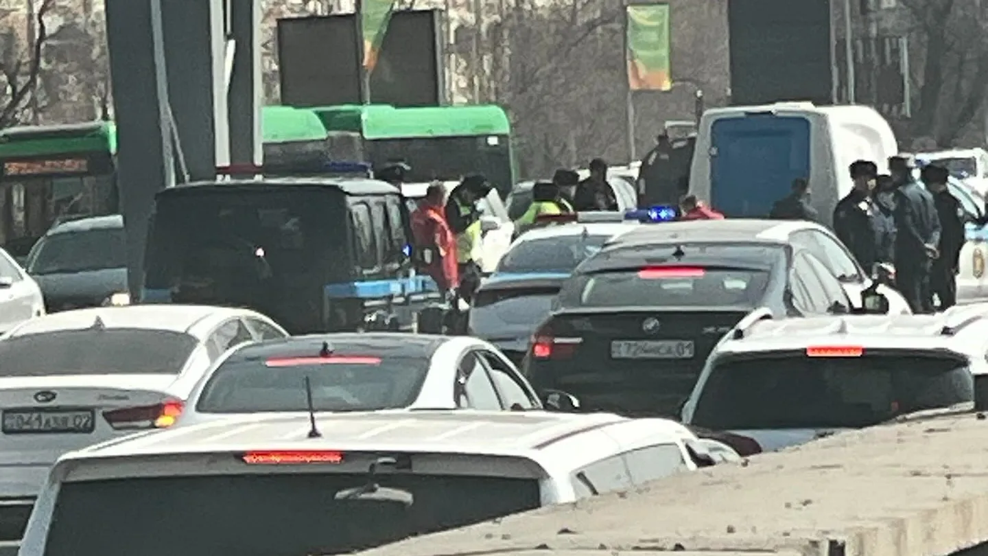 На проспекте Аль-Фараби в Алматы погиб человек