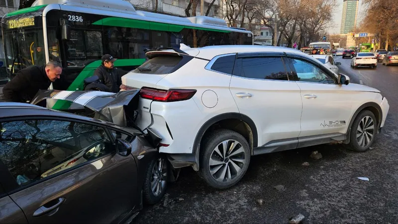Автобус протаранил пять автомобилей в Алматы