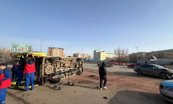 В Актобе скорая помощь с беременной женщиной перевернулась после ДТП
